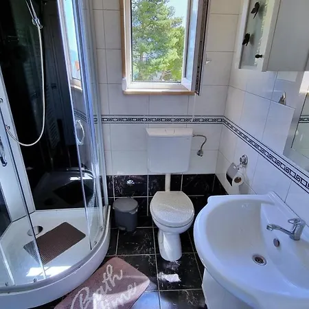 Black And White - 2 Bedrooms, Walk To The Apartment Duće