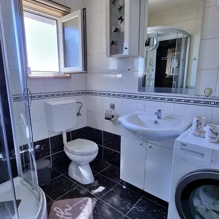 Black And White - 2 Bedrooms, Walk To The Apartment *