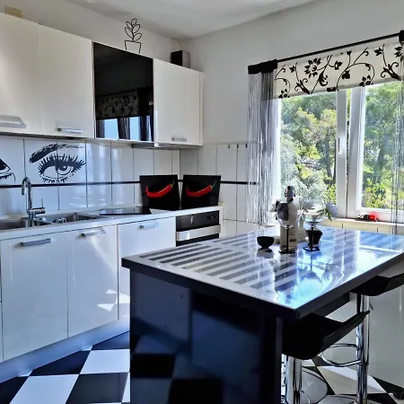 Black And White - 2 Bedrooms, Walk To The * Duće