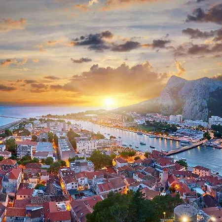 Apartment Black And White - 2 Bedrooms, Walk To The