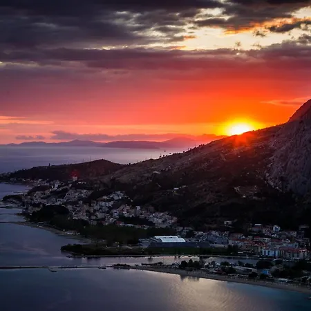 Black And White - 2 Bedrooms, Walk To The Apartment