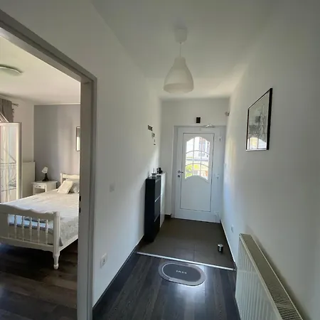 Black And White - 2 Bedrooms, Walk To The Apartment Duće