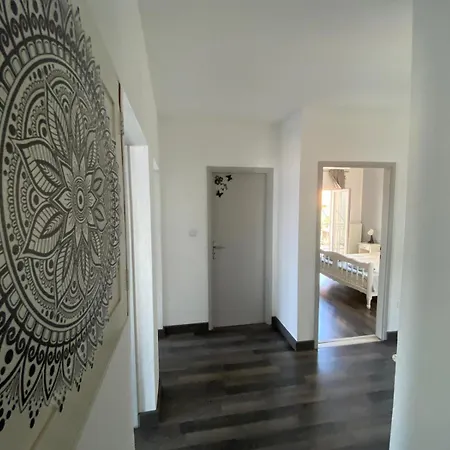 Black And White - 2 Bedrooms, Walk To The Apartment