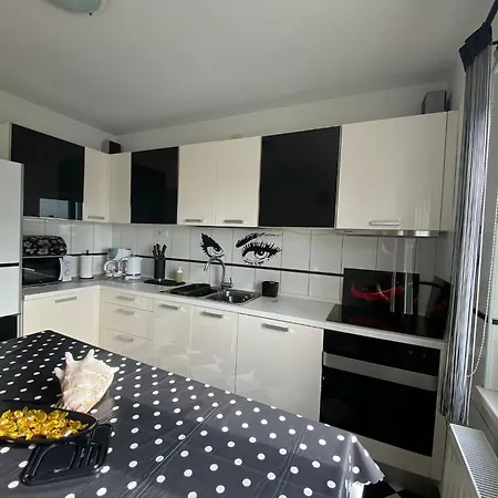 Black And White - 2 Bedrooms, Walk To The