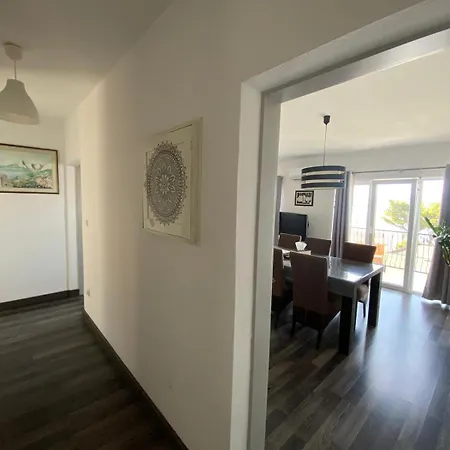 Black And White - 2 Bedrooms, Walk To The * Duće