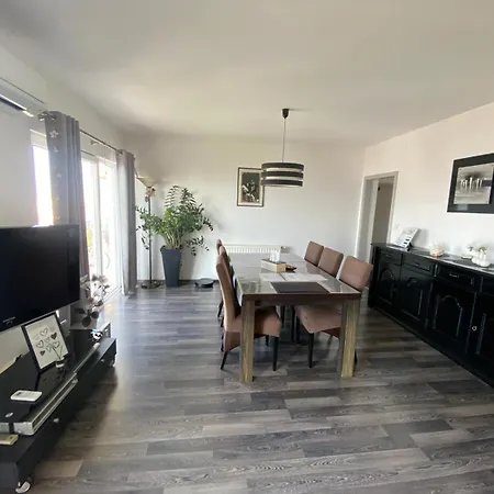Black And White - 2 Bedrooms, Walk To The Apartment