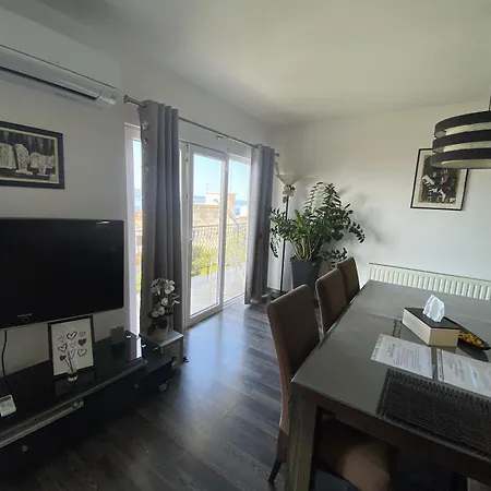 Black And White - 2 Bedrooms, Walk To The