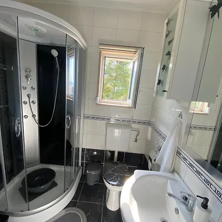 Apartment Black And White - 2 Bedrooms, Walk To The Duće