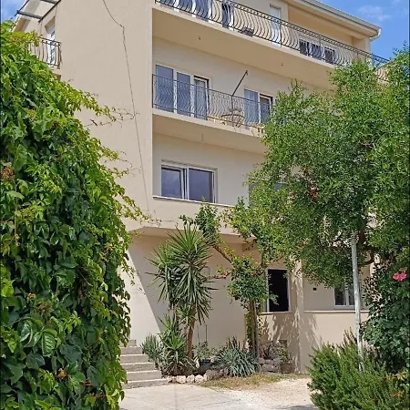 Apartment Black And White - 2 Bedrooms, Walk To The