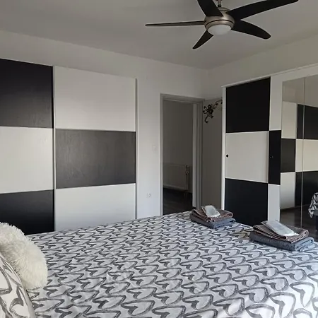 Black And White - 2 Bedrooms, Walk To The Apartment *