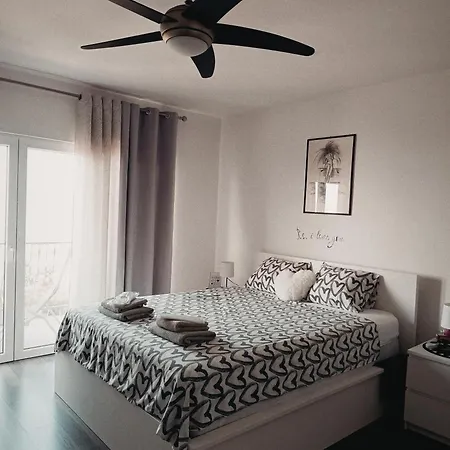 Apartment Black And White - 2 Bedrooms, Walk To The Duće