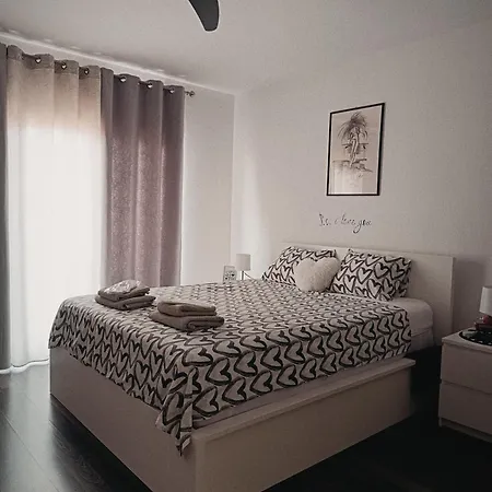 Black And White - 2 Bedrooms, Walk To The *