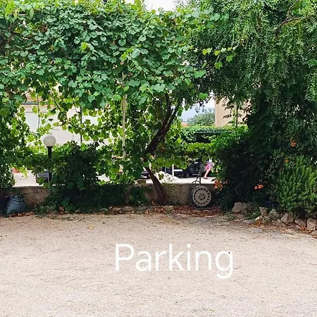 Black And White - 2 Bedrooms, Walk To The Apartment Duće