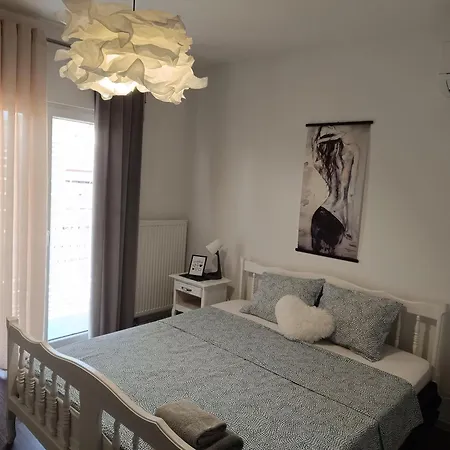 Black And White - 2 Bedrooms, Walk To The Duće