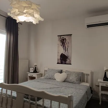 Black And White - 2 Bedrooms, Walk To The * Duće